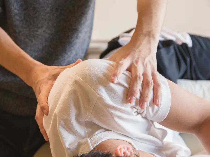 Sesión de terapia manual en la clínica